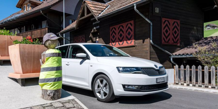 Auto und Kinderwarnweste in Konolfingen-Dorf.