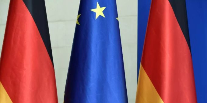 Deutsche und EU-Flaggen Deutsche und EU-Flaggen