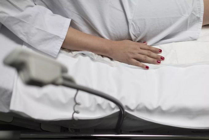 Mehr Ruhe und Erholung auf den Geburtsabteilungen dank Besuchs-Restriktionen. Coronavirus Spital Geburt