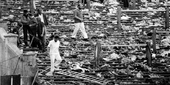 Zuschauer gehen über die beschädigten Tribünen am 29. Mai 1985. (Archivbild) katastrophe von heysel