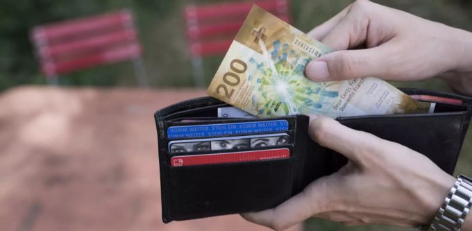 Hier wird gerade Geld zum Spenden vorbereitet. Geld spenden