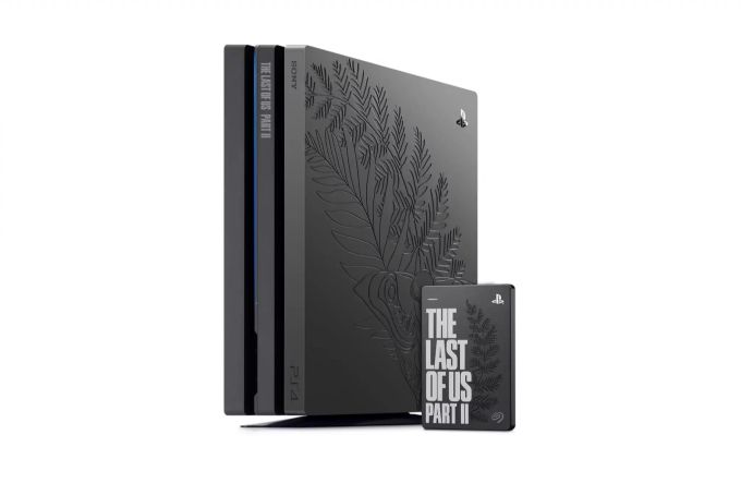 Die PlayStation 4 und die externe Festplatte im The Last of Us Part II-Design. The Last of Us Part II
