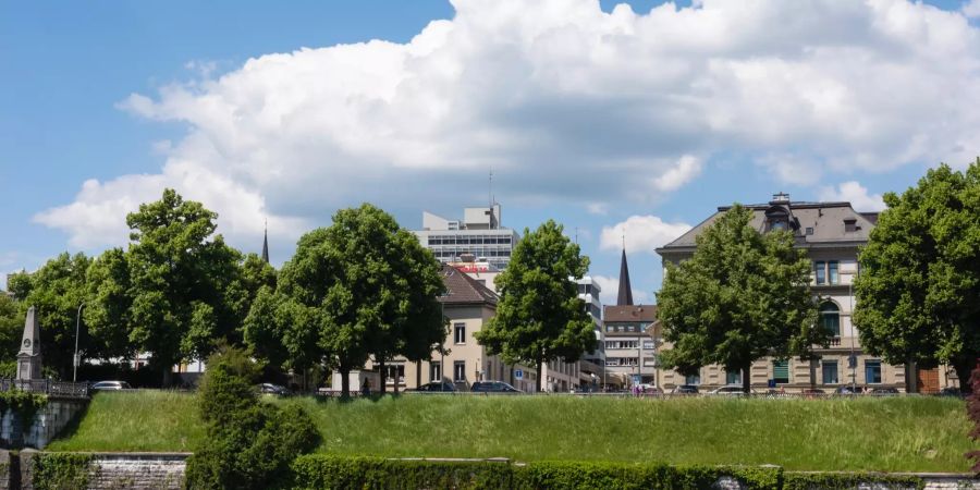 Aareufer mit Blick auf das Oltner Stadthaus.