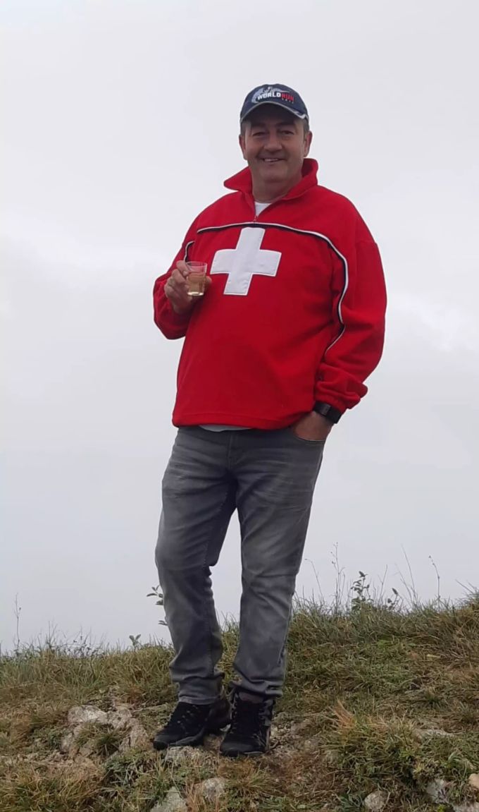 Dank dem Mümliswiler Goran Nedic findet sich nun eine neue Sitzbank auf dem Vogelberg. Mümliswil Vogelberg sitzbank