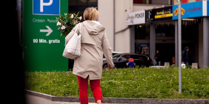 Kundin nach Einkauf im Green House, Dietlikon