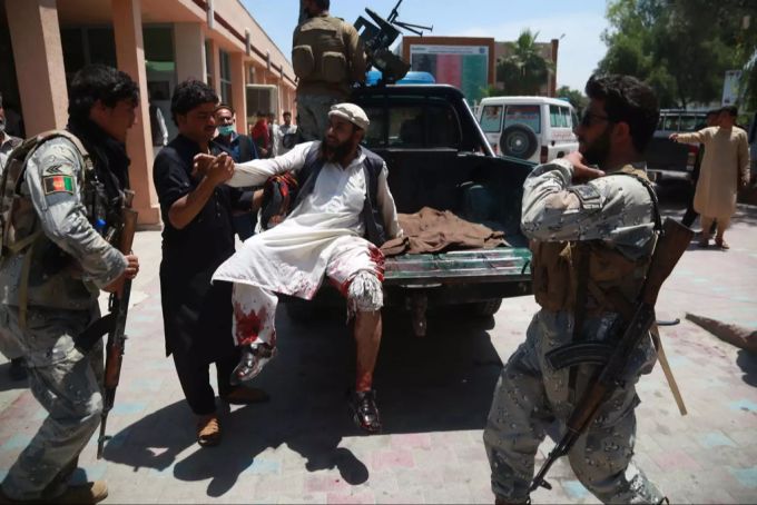 Ein Verletzter wird von der angegriffenen Trauerfeier im Osten Afghanistans abtransportiert. Afghanistan