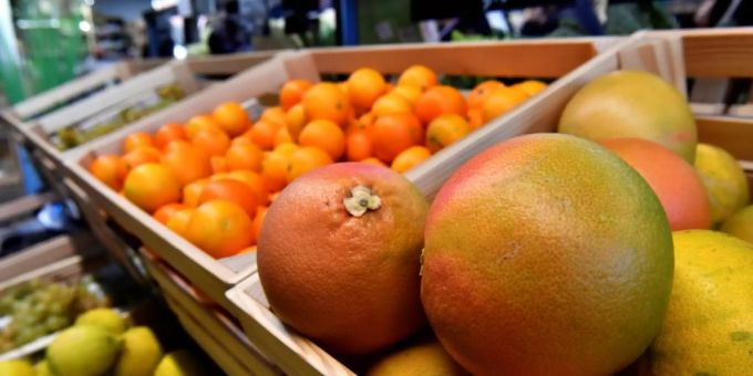 Obst in einem Bio-Supermarkt Obst in einem Bio-Supermarkt