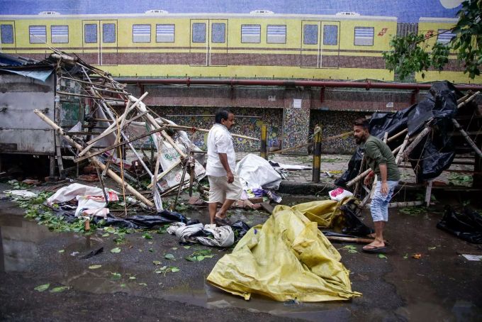 Strassenhändler an einer U-Bahn Station in Kolkata bergen Material aus einem Stand, der zuvor durch die heftigen Winde des Zyklons zerstört worden ist. Wirbelsturm «Amphan» - Indien