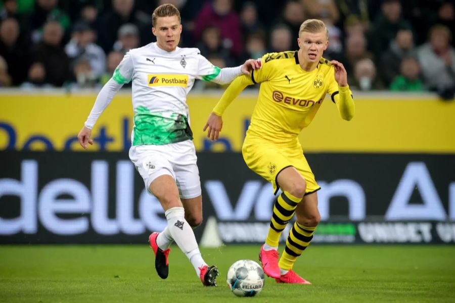 Auch Nico Elvedi (L.)  ist als Innenverteidiger bei den Fohlen gesetzt.