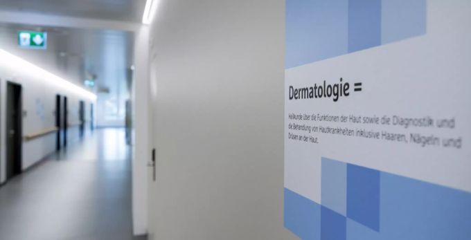 Auch in der Dermatologie des Universitätsspitals Basel wurden Fälle des Covid-Zehs registriert. Die Patienten in Basel wurden jedoch nicht positiv auf das Coronavirus getestet. Coronavirus Covid-Zeh Universitätsspital