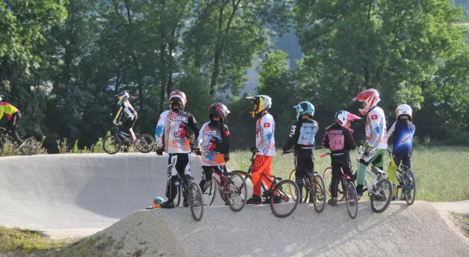 Der BMX-Club Zetzbu trainiert auf der heimischen Bahn – die einzige im Kanton Aargau. BMX-Club Zetzbu