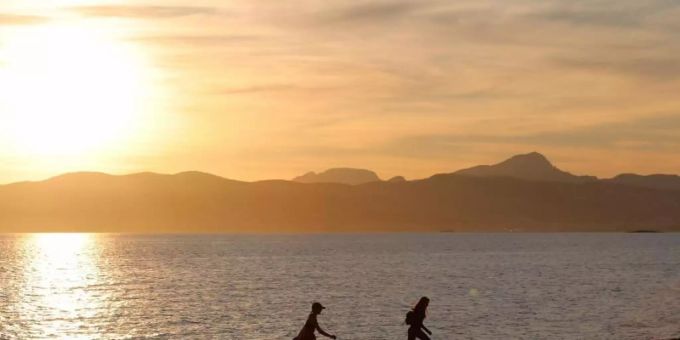 Ein seltenes Bild vom Strand El Arenal in Palma de Mallorca. Die Corona-Krise trifft die Reisebranche besonders schwer. Foto: Clara Margais/dpa Ein seltenes Bild vom Strand El Arenal in Palma de Mallorca. Die Corona-Krise trifft die Reisebranche besonders schwer. Foto: Clara Margais/dpa