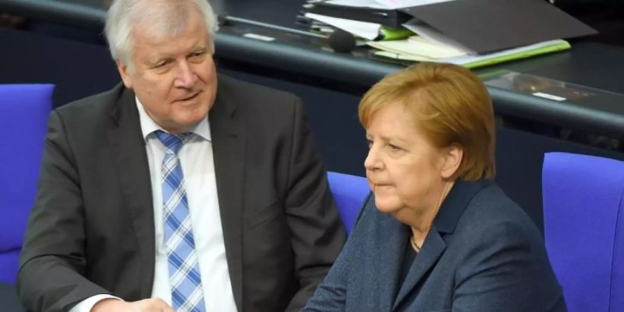 Horst Seehofer (l.) ist mit der Arbeit von Kanzlerin Angela Merkel sehr zufrieden. Foto: Sonja Wurtscheid/dpa
