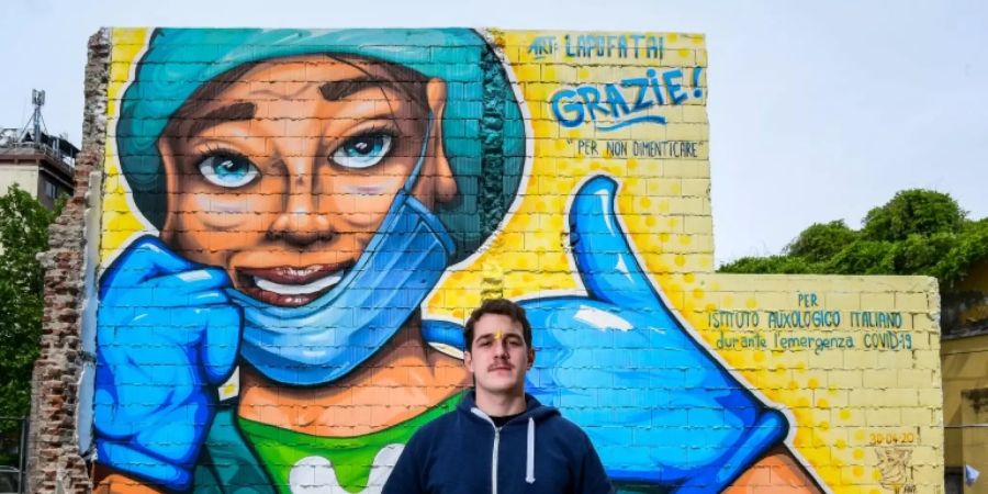 Der Mailänder Künstler Lapo Fatai vor seinem Wandbild