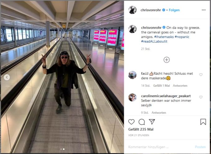 Chris von Rohr kniet am leeren Zürcher Flughafen auf das Rollband. Chrisvonrohr