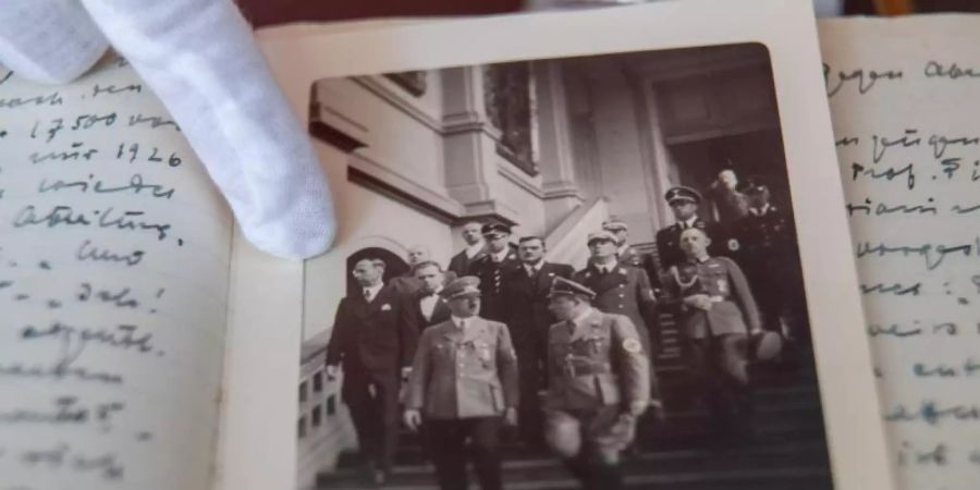 Auf einem historischen Foto ist Hans Posse (l) abgebildet, wie er im Juni 1938 mit Adolf Hitler (M) durch die Dresdner Gemäldegalerie geht. Das Foto befindet sich mit Posses Tagebüchern im Germanischen Nationalmuseum in Nürnberg. Foto: Daniel Karmann/dpa