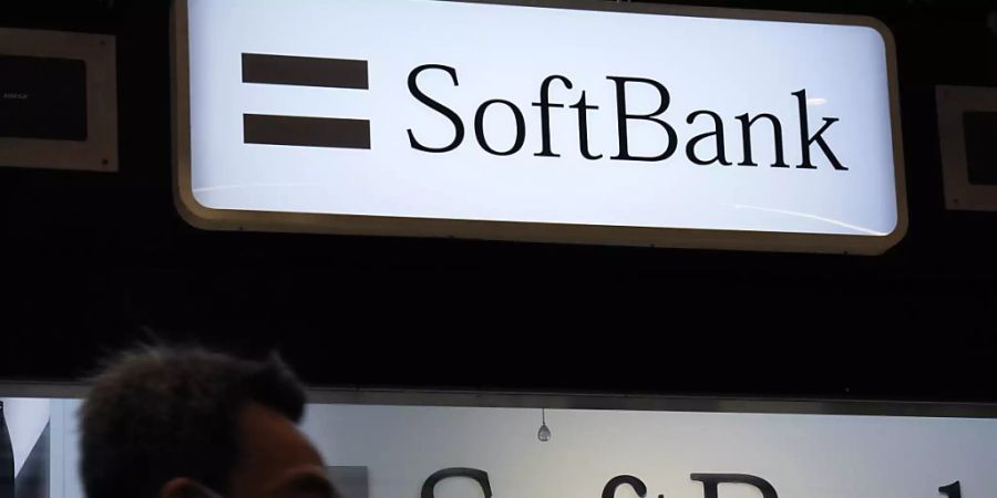 Der japanische Softbank-Konzern will mit dem Verkauf von Aktien bis zum Dienstag umgerechnet rund fünf Milliarden Franken einnehmen. (Archivbild)