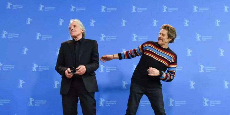 Abel Ferrara (l) und Willem Dafoe stellen «Siberia» auf der Berlinale vor. Foto: Jörg Carstensen/dpa