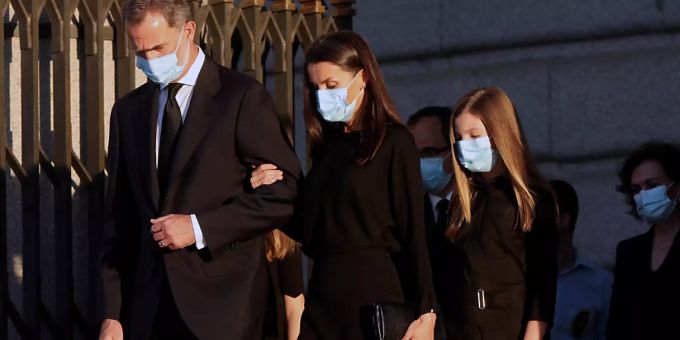Der spanische König Felipe VI., Königin Letizia und Prinzessin Sofia nahmen an der Trauerfeier für die Opfer der Corona-Pandemie in Madrid teil. (Archivbild) Königsfamilie