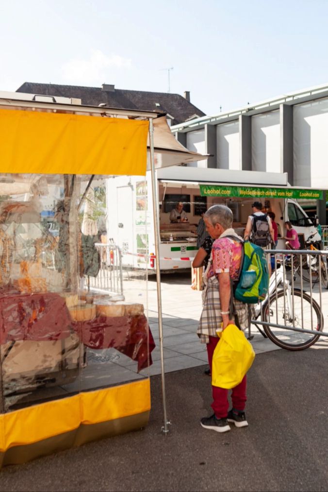 Es gibt nicht nur Kleider sondern auch frisches Obst und Gemüse aus der Region