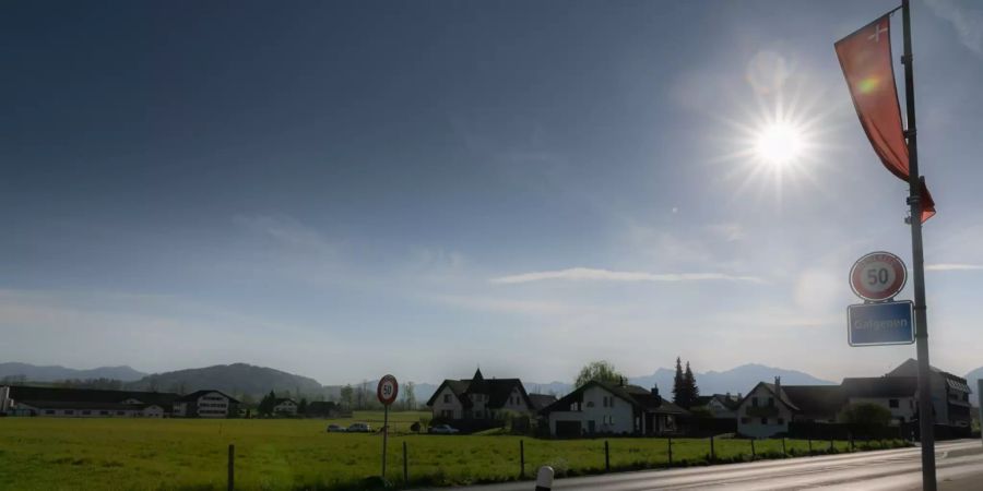 Einfahrtsstrasse Richtung der Gemeinde Galgenen.