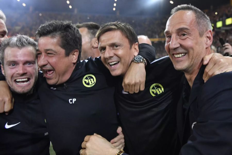 YB-Meistertrainer Adi Hütter (rechts) mit seinem Staff.