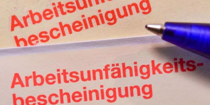 Eine Arbeitsunfähigkeitsbescheinigung liegt auf einem Tisch. Künftig soll die Krankschreibung per Videosprechstunde möglich sein. Foto: Patrick Pleul/zb/dpa