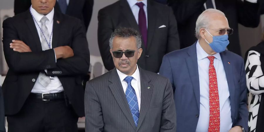 Tedros Adhanom Ghebreyesus (M), Generaldirektor der Weltgesundheitsorganisation (WHO), nimmt an einer Militärfeier teil. Die traditionelle Militärparade auf der Prachtstrasse Champs-Élysées fällt wegen der Corona-Krise aus. Stattdessen wird es eine militärische Feier auf der Place de la Concorde geben. E Foto: Christophe Ena/AP/dpa