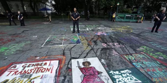 Polizisten im «Occupy City Hall»-Camp in New York Polizisten im «Occupy City Hall»-Camp in New York