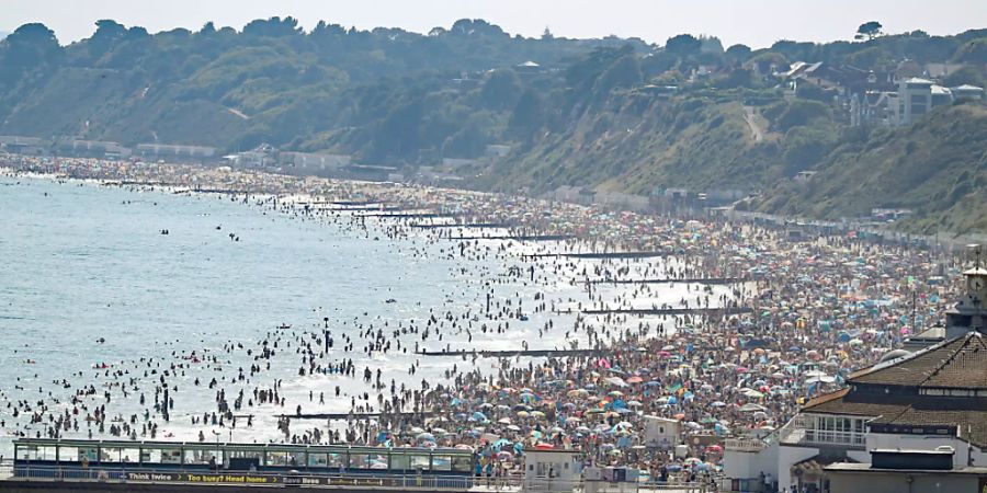 Menschenmengen am Strand des Seebades Brighton. Foto: Andrew Matthews/PA Wire/dpa