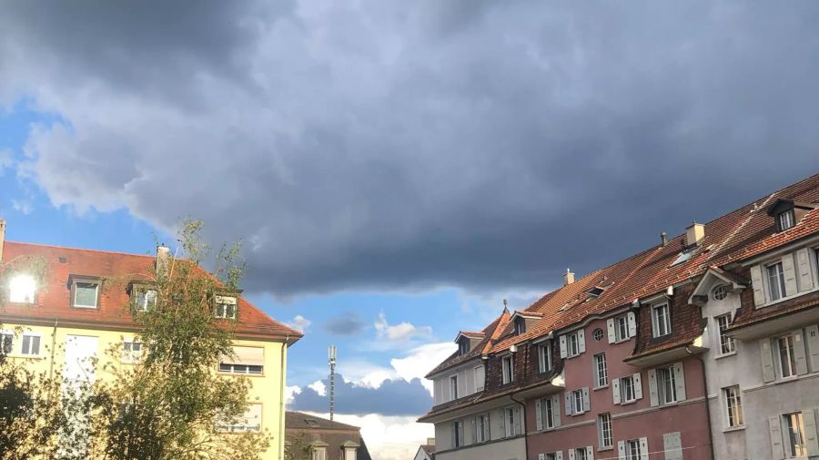 Gegen 19.50 Uhr wird es auch über Bern dunkel.