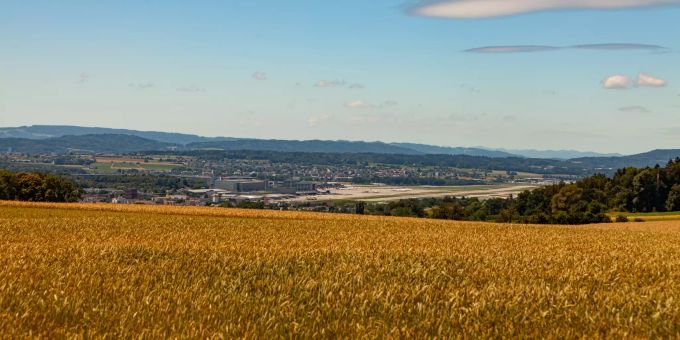 Blick auf die Landebahn des Flughafen Kloten. Blick auf die Landebahn des Flughafen Kloten.