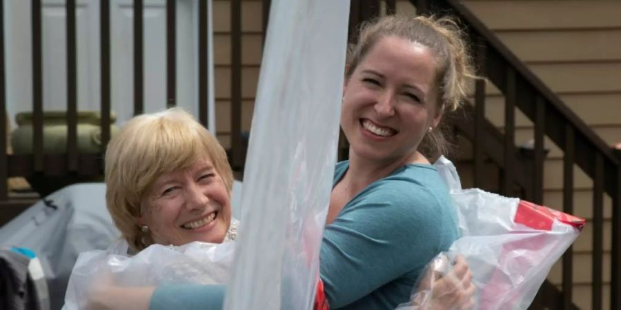 Carolyn Ellis (r.) umarmt ihre Mutter Susan Watts