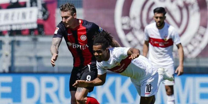 Torschütze Manuel Schäffler (l) setzte sich mit Wehen Wiesbaden gegen den VfB Stuttgart mit Daniel Didavi durch. Foto: Uwe Anspach/dpa-Pool/dpa Torschütze Manuel Schäffler (l) setzte sich mit Wehen Wiesbaden gegen den VfB Stuttgart mit Daniel Didavi durch. Foto: Uwe Anspach/dpa-Pool/dpa