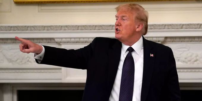 Donald Trump, Präsident der USA, verlässt ein Treffen mit Führungskräften des Gastgewerbes im State Dining Room des Weissen Hauses zu den aktuellen Entwicklungen der Corona-Pandemie. Donald Trump who