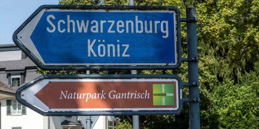 Strassenwegweiser in Köniz.