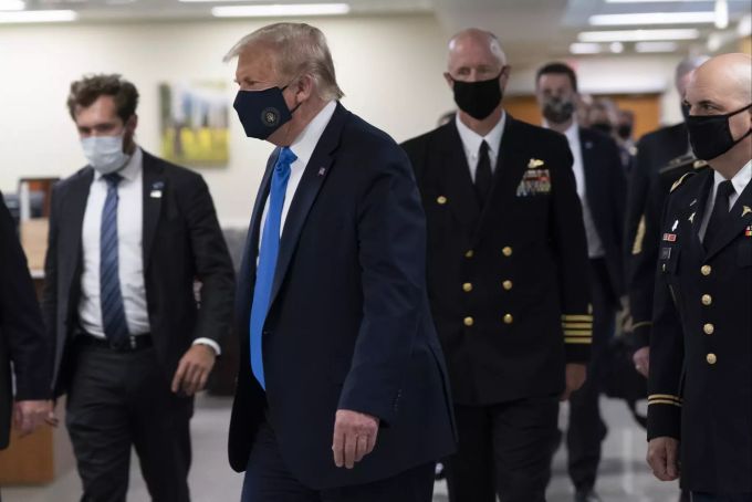 Donald Trump trägt eine Maske in der Öffentlichkeit. President Donald Trump