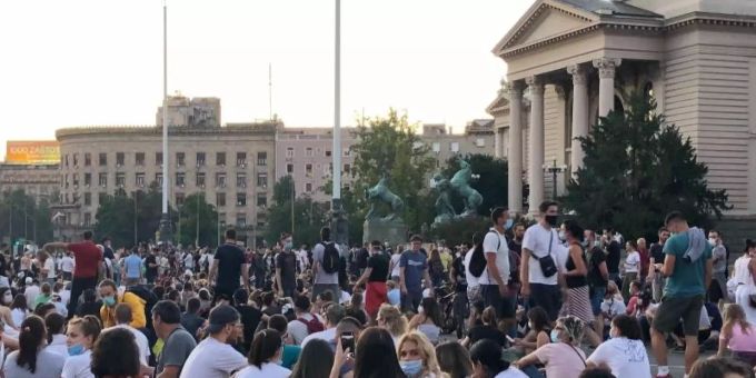 Demonstranten halten eine friedliche Sitzdemonstration in Belgrad ab. Die RTS-Blockade war Teil einer umfassenden Protestbewegung. (Archivbild) Protestbewegung Serbien