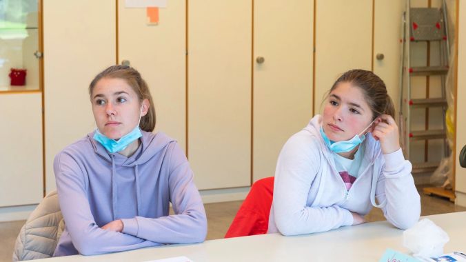 Joelle und Jessica hören aufmerksam zu.
