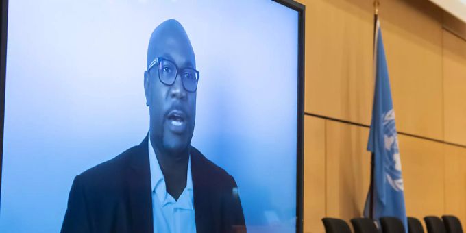 Philonise Floyd, Bruder des durch Polizeigewalt getöteten George Floyd, spricht per Videobotschaft bei der 43. Sitzung des Menschenrechtsrates im europäischen Hauptsitz der Vereinten Nationen. Foto: Martial Trezzini/KEYSTONE/dpa gloyd bruder rassismus