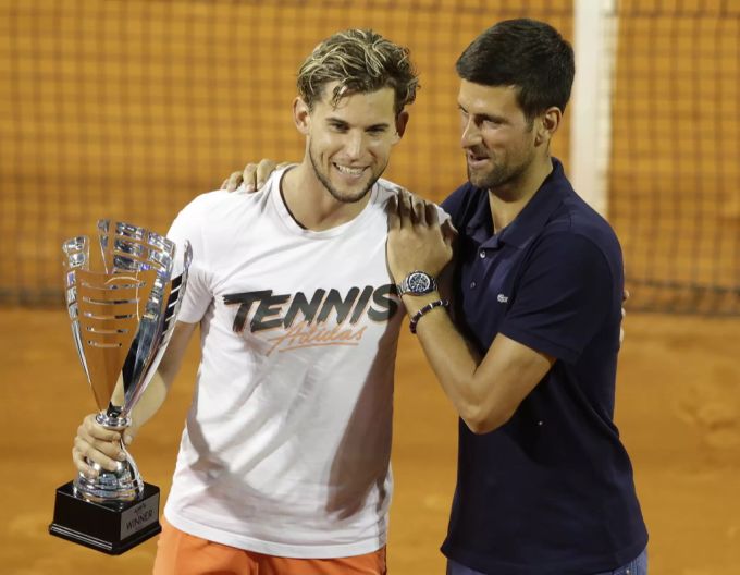 Novak Djokovic (r.) gratuliert Dominic Thiem (l.) zum Turniersieg. Thiem Djokovic