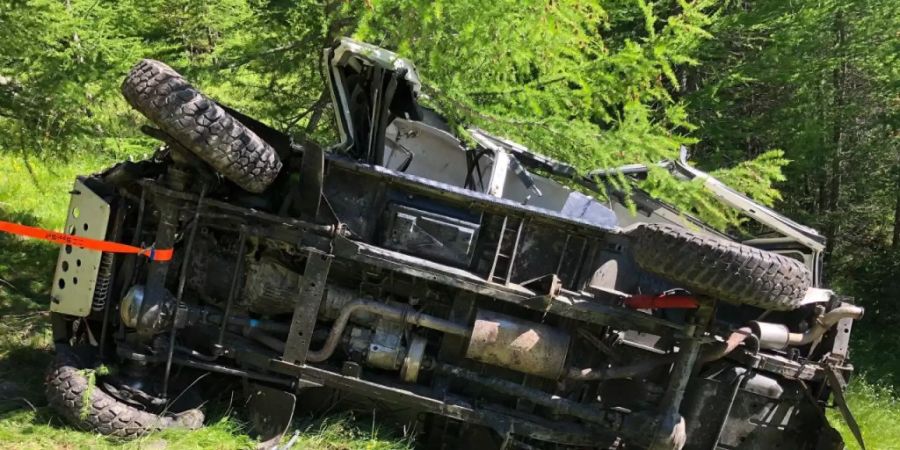 Der Geländewagen rutschte auf einer steilen Böschung ab, überschlug sich mehrmals und kam nach etwa 85 Metern an einem Baum zum Stillstand.