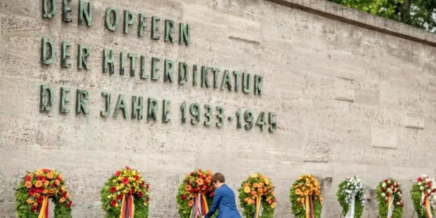 Verteidigungsministerin Annegret Kramp-Karrenbauer beim Gedenken an die Ermordeten des Widerstands gegen die nationalsozialistische Gewaltherrschaft in der Gedenkstätte Plötzensee. Foto: Michael Kappeler/dpa