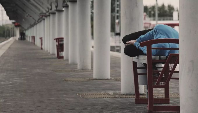 Solche Obdachlosen sind auf Spenden und oft auf eine Therapie angewiesen. Obdachloser benötigt Spenden