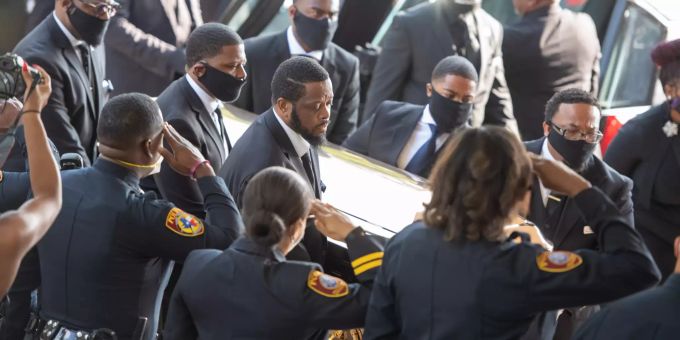 LIVE aus Houston - Familie trägt Polizei-Opfer George Floyd zu Grabe