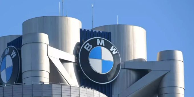 Das BMW-Logo auf dem Firmensitz des Automobilherstellers BMW in München. Foto: Tobias Hase/dpa Das BMW-Logo auf dem Firmensitz des Automobilherstellers BMW in München. Foto: Tobias Hase/dpa
