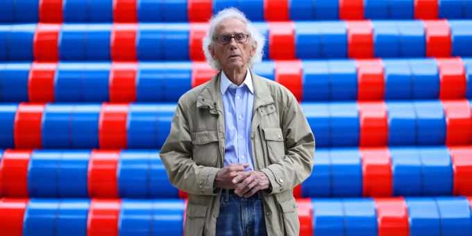 Verhüllungskünstler Christo vor dem monumentalen Kunstwerk «Mastaba» in der Maeght-Stiftung in Frankreich. Künstler Christo ist gestorben