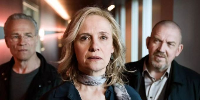 Die beiden Kölner «Tatort-Kommissare Max Ballauf (Klaus J. Behrendt, l) und Freddy Schenk (Dietmar Bär) begegnen Frau Pauly (Alexandra von Schwerin), der Geschäftsführerin des Hotels. Foto: Martin Valentin Menke/WDR/ARD/dpa Die beiden Kölner «Tatort-Kommissare Max Ballauf (Klaus J. Behrendt, l) und Freddy Schenk (Dietmar Bär) begegnen Frau Pauly (Alexandra von Schwerin), der Geschäftsführerin des Hotels. Foto: Martin Valentin Menke/WDR/ARD/dpa