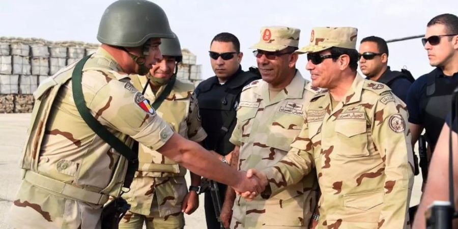 Ägyptens Präsident Al-Sisi im Sommer 2015 bei einem Besuch von Soldaten auf der Sinai-Halbinsel. Foto: Office Of The Egyptian President/OFFICE OF THE EGYPTIAN PRESIDENT/dpa