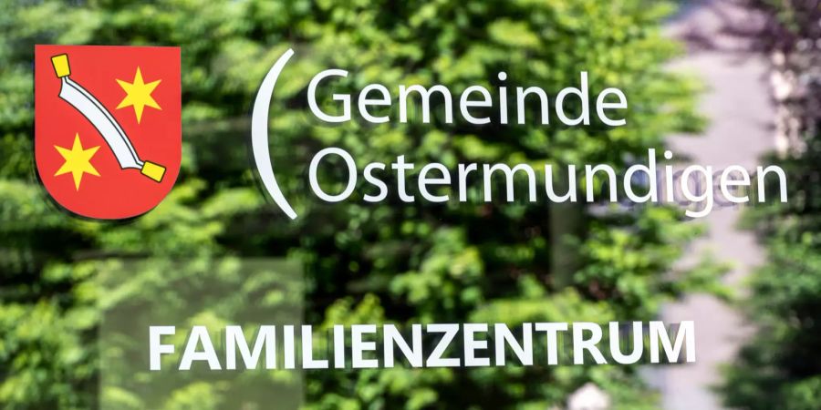 Beschriftung Familienzentrum der Gemeinde Ostermundigen an der Bernstrasse 72.